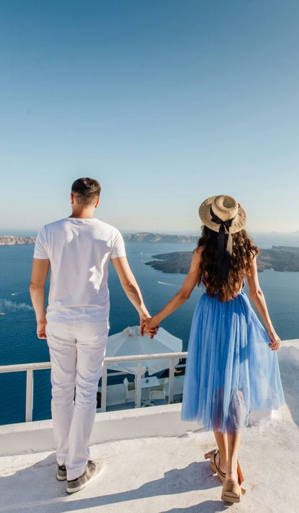 couple-santorini-island-2 1